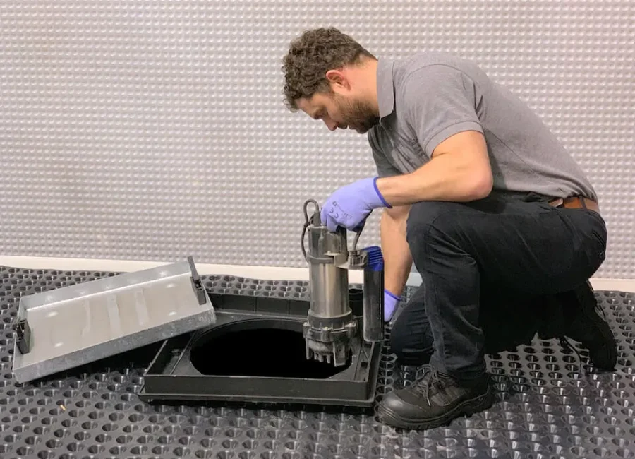 NosTec Pumpen und Rückstauschutz in NRW - Mann mit Rückstaupumpe