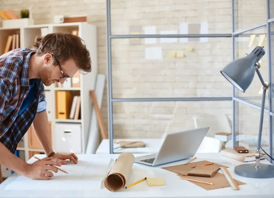 NosTec Pumpen und Rückstauschutz in NRW - Mann steht vor einem Schreibtisch